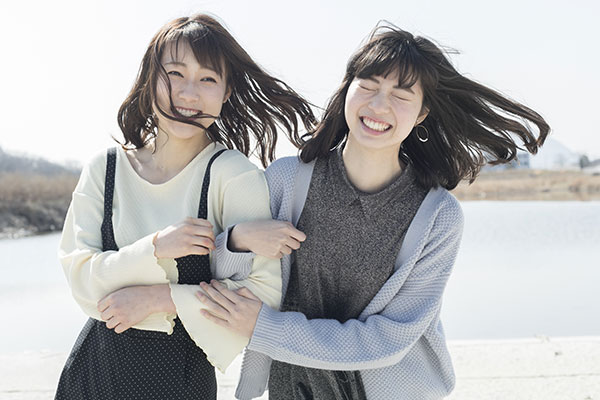 笑顔の女性2人