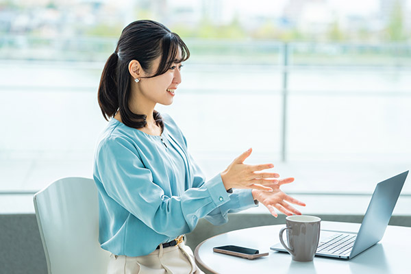 人と話す女性