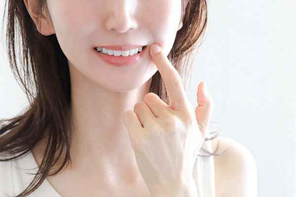 女性の口元アップ