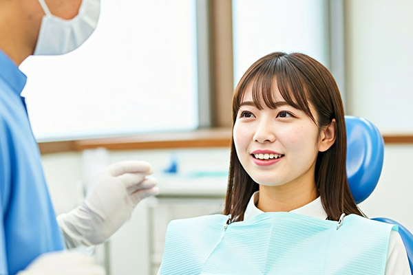 歯科医師の説明を聞く女性