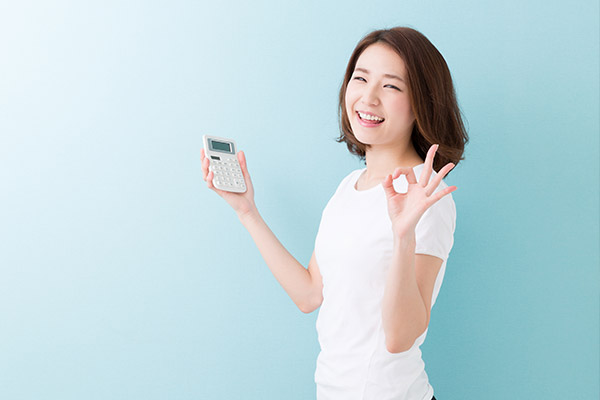 計算機を持っている女性
